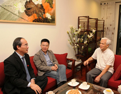 Cùng phó thủ tướng đến thăm căn hộ của giáo sư Ngô Bảo Châu