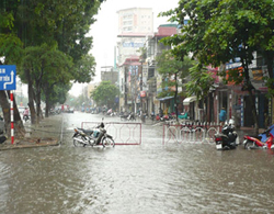 Mưa lớn Hà Nội lại chìm trong nước