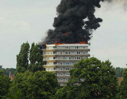 Tòa nhà 15 tầng bốc cháy ngùn ngụt giữa London