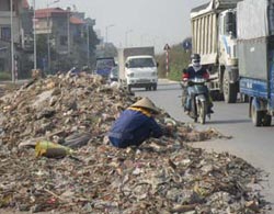 Ngập tràn phế thải ở đường dẫn lên cầu Thanh Trì