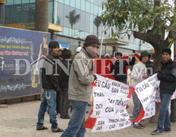 Hà Nội: Công nhân bao vây Grand Plaza đòi tiền