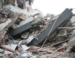 Chùm ảnh: Sập nhà nghiêm trọng trên đường Hùynh Thúc Kháng