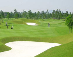 Phí sân golf Vân Trì tăng gấp 4, hội viên dọa kiện