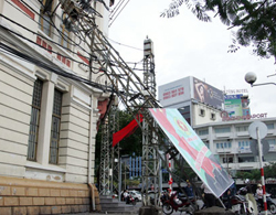 Trụ điện đổ xuống tòa nhà trước chợ Bến Thành