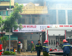 Hoảng loạn vì cháy lớn gần Tràng Tiền Plaza