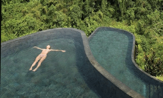 Hồ bơi trên cao ở khu nghỉ dưỡng & khách sạn Ubud trên đảo Bali