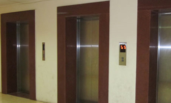 Chấn thương vì kẹt vào cửa thang máy tại chung cư