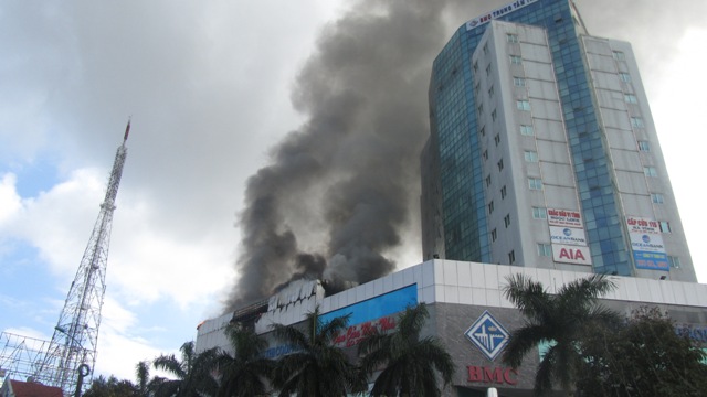 Cháy lớn tại trung tâm thương mại 17 tầng