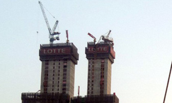 Hà Nội: Gãy cẩu tháp ở tòa nhà 70 tầng, hàng trăm người hoảng loạn