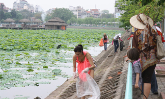 Khách nước ngoài chung tay làm sạch Hồ Tây