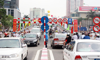 Hà Nội: Thông cầu vượt lắp ghép, đường vẫn ùn tắc