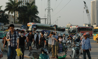 Hàng vạn người đổ về thành phố sau kỳ nghỉ lễ