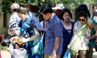 Người dân nườm nượp lên núi đón Festival Sapa