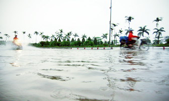 Hà Nội ngập và ùn tắc trong cơn mưa lớn nhất đầu hè