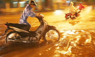 Hà Nội lại ngập sâu sau trận mưa lớn