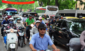 Tắc nghẽn xung quanh phố đi bộ ở Hà Nội