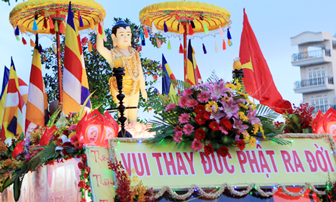 Hàng nghìn người tham gia đại lễ Phật đản