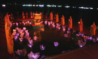 TP Huế: Lung linh đêm đại lễ rước ánh sáng Phật