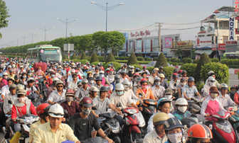 TP.HCM: Phân luồng làm xe cộ kẹt cứng