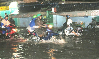 Người dân Sài Gòn ì ạch lội nước sau cơn mưa