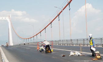 Mặt cầu dây võng lớn nhất Việt Nam tiếp tục bị băm nát