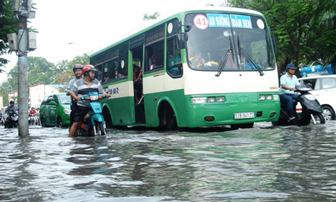 TP.HCM: Mưa nhỏ, nhiều nơi lại ngập sâu trong nước