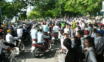 TP Huế: Nhiều tuyến phố tắc nghẽn sau ngày thi đầu 