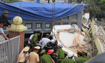 TP Đà Nẵng: Xe tải tông sập doanh trại quân đội, 3 người tử vong