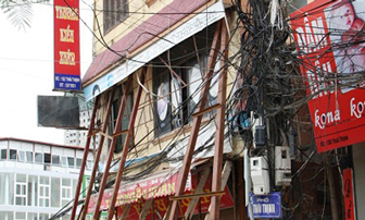 Tháo dỡ nhà nghiêng phố Thái Thịnh vì nguy hiểm