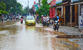 Vỡ đường ống nước sạch, phố Lĩnh Nam ngập lụt