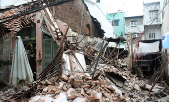 TP HCM: Nhà đổ sập trong gang tấc