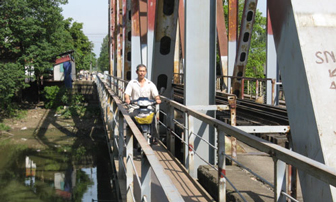 Cận cảnh cây cầu đáng sợ nhất Hà Nội