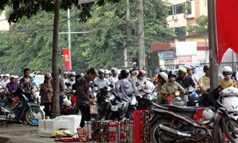 Hà Nội: Nhộn nhịp họp chợ... giữa lòng đường