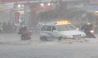 Giao thông Sài Gòn hỗn loạn sau cơn mưa lớn