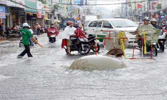 TP HCM: Hiểm họa trên đường phố mùa mưa