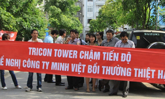 Tricon Tower khách hàng vây trụ sở đòi tiền