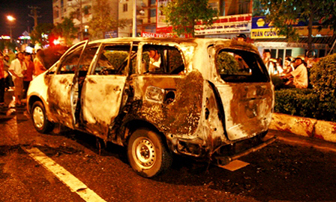 Clip Taxi bốc cháy, 6 người may mắn thoát nạn