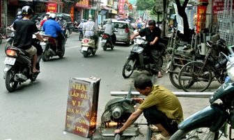Hà Nội: Rùng mình đi qua những con phố “phun lửa” phè phè
