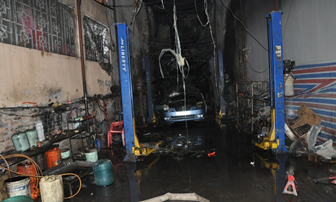 Hà Nội: Cháy lớn gara, một ô tô bị thiêu rụi