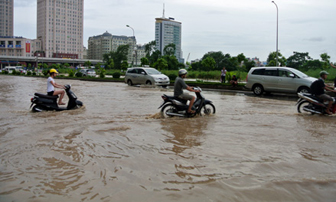 Người Hà Nội vẫn bì bõm lội nước