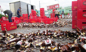 TPHCM: Hàng ngàn chai bia vỡ rải kín mặt đường
