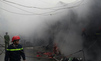 Chợ Nhà Xanh chìm trong khói lửa 