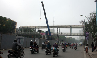 Hà Nội tháo dỡ hai cầu bộ hành để xây cầu vượt