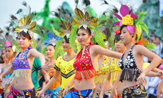 Tưng bừng đêm Carnaval Hạ Long 2013 
