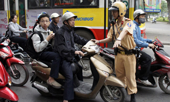 Hà Nội: Xử phạt phụ huynh không đội mũ bảo hiểm cho trẻ