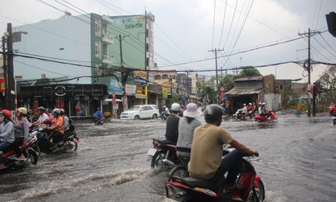 Mưa lớn, đường phố Sài Gòn thành sông