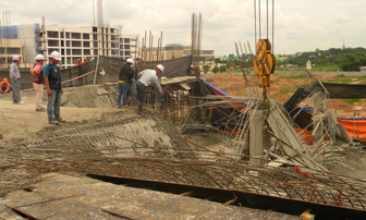 Sập sàn bê tông, nhiều người hoảng loạn