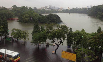 Mưa lớn khiến nước Hồ Gươm tràn lên đường, phố cổ ngập nặng 