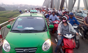 Hà Nội cấm taxi qua cầu Chương Dương vào giờ cao điểm