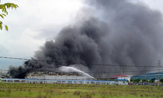 Hỏa hoạn tại khu công nghiệp, hàng trăm công nhân náo loạn